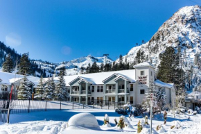 Гостиница Ski-In Ski-Out Squaw Valley Lodge Slopeside Townhome  Скво-Вэлли